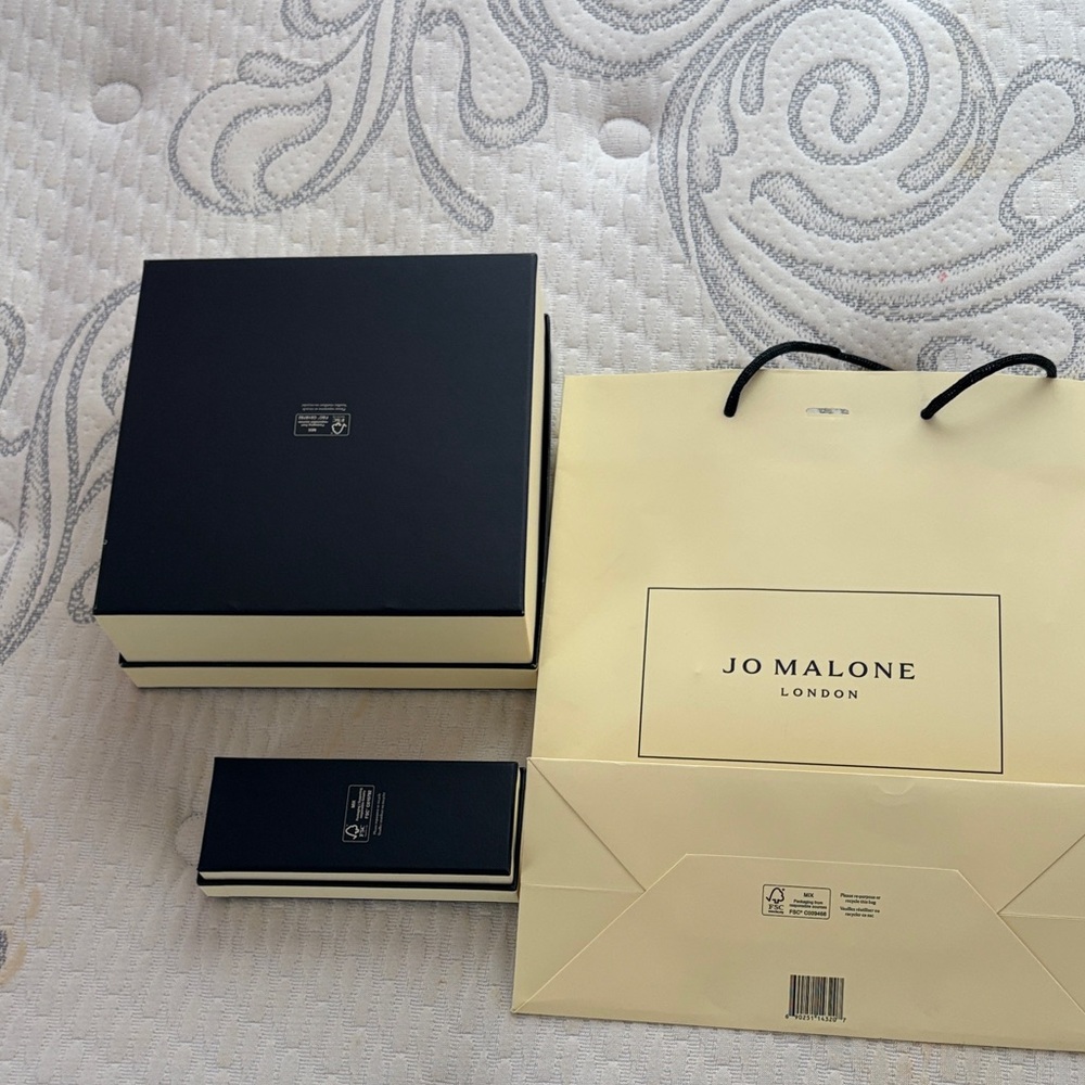 Jo Malone Cream Gift Box and Bag Set - Picture 3 of 3